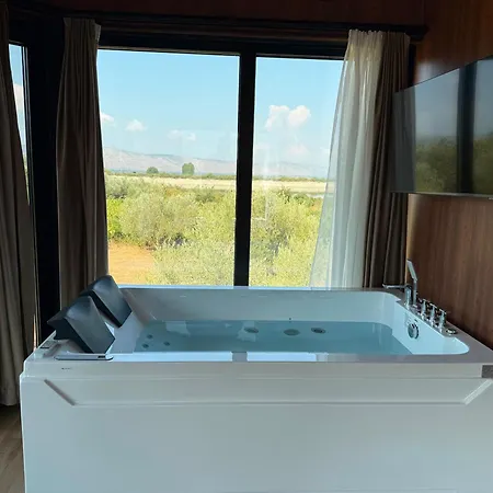 Octerra - Private Jacuzzi - & Mountain View Vakantiehuis