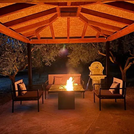 Octerra - Private Jacuzzi - & Mountain View Vakantiehuis *